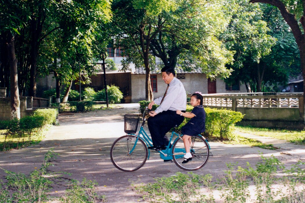 在福建省会福州工作时，习近平骑自行车带女儿出行。照片由中国国家通讯社提供，未注明日期。