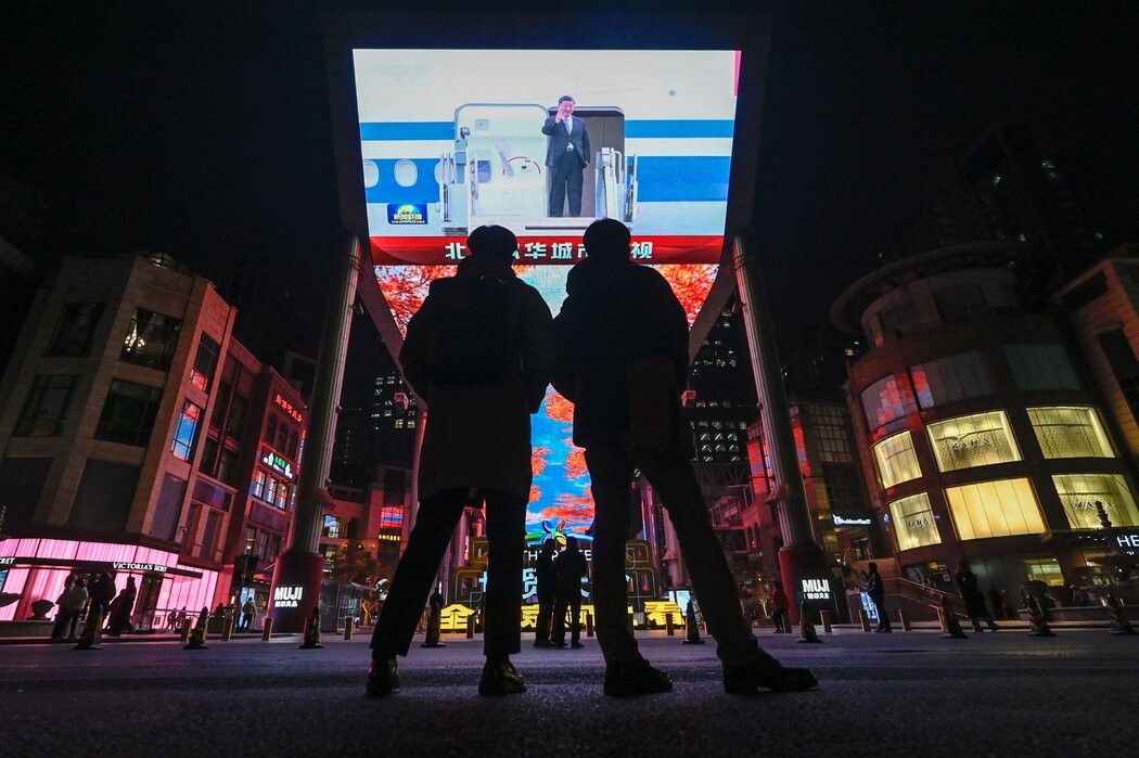 北京的一个街头屏幕正在播放习近平抵达旧金山国际机场、出席亚太经合组织会议的新闻报道。