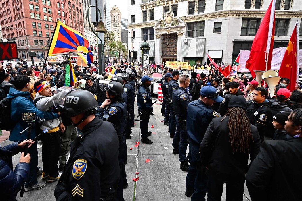 支持西藏的示威者与习近平的支持者们周三在旧金山的集会上对峙。