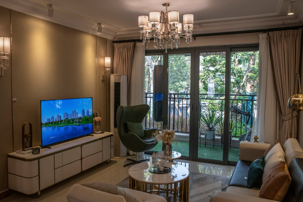 东莞恒大大厦样板房的客厅，摄于2021年。