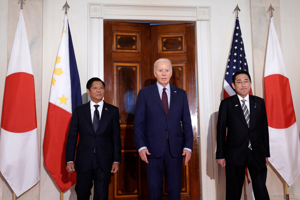 周四，拜登总统在白宫与菲律宾总统费迪南德·马科斯和日本首相岸田文雄合影。