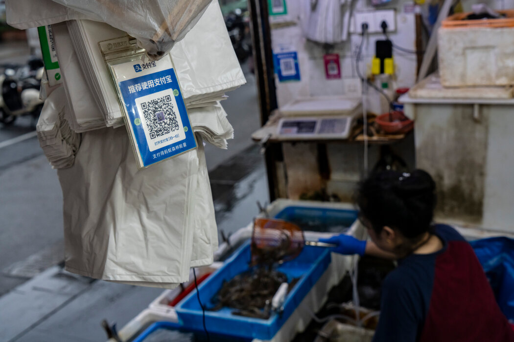 上海街上的小贩收钱用的蚂蚁集团移动支付系统支付宝的二维码。