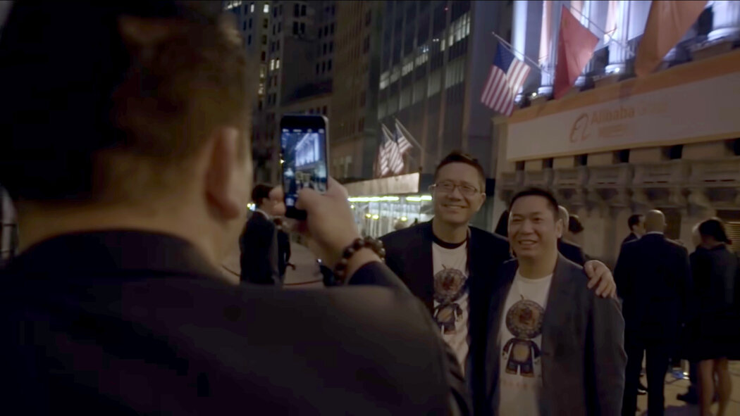 2014年9月，阿里巴巴在纽交所进行IPO期间，马云的两位商业伙伴虞锋和黄有龙在纽约证券交易所外合影。