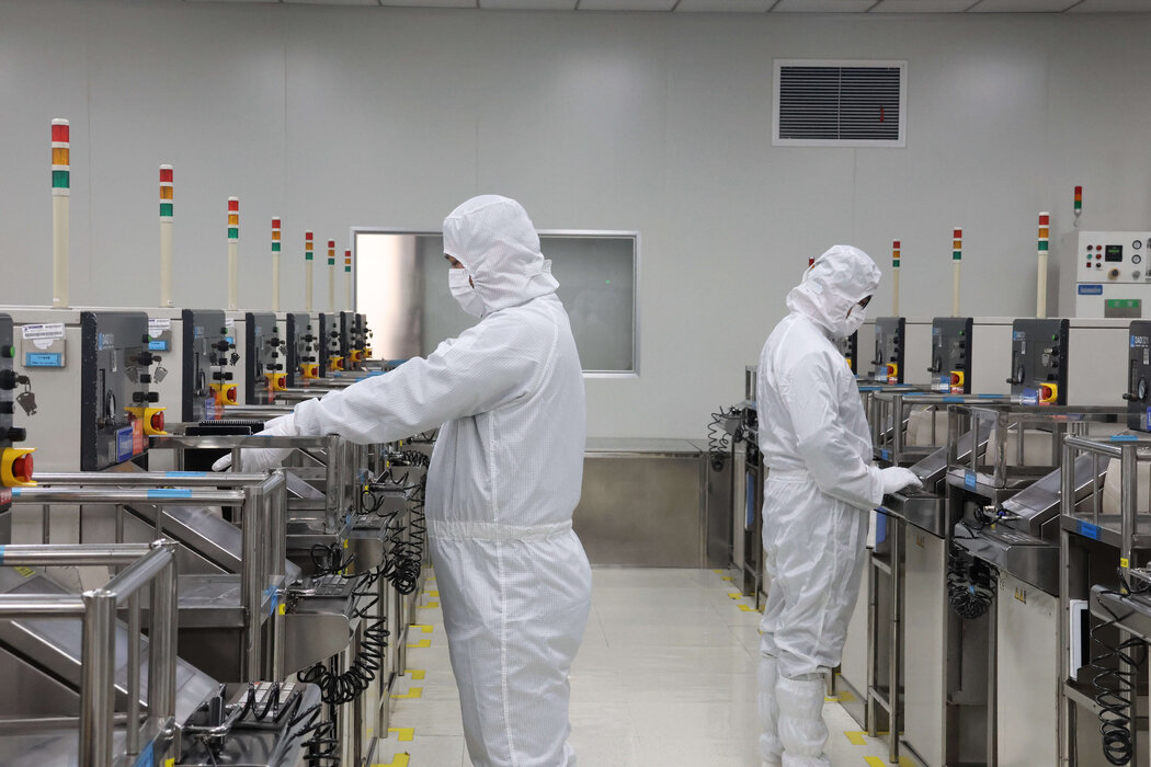 山东一家为汽车行业生产半导体的制造商的工人。