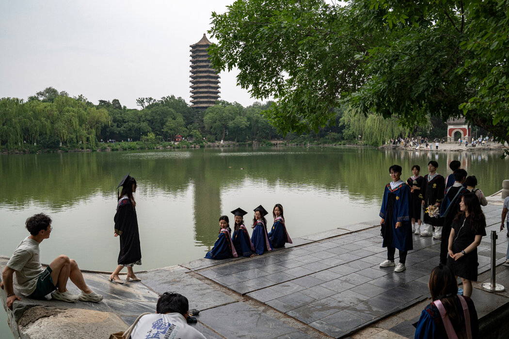 北京大学的学生，摄于5月。许多借款人，尤其是年轻人，陷入了债务循环。
