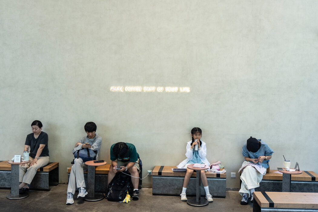 中国广州的一家服装作坊。中国各地的债务负担问题普遍存在，从工厂工人到年轻职场人士，各行各业均受其影响。