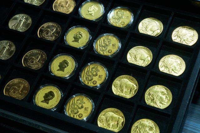 在纽约商店里展示的金币。