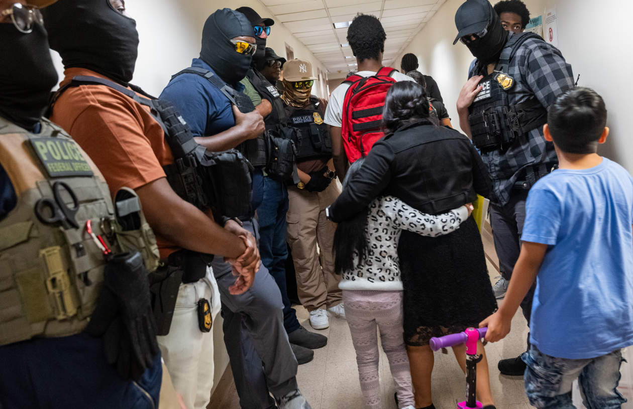 2025年4月，在上海举办的一场车展上，中国电动汽车巨头比亚迪(BYD)旗下豪华品牌仰望的U9跑车正被围观。习近平的目标是让中国在先进制造业领域占据主导地位。